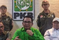 Ketua DPC PKB Kota Bekasi, Rizki Topananda (tengah), memberikan keterangan pers terkait sikap partainya atas polemik internal DPRD Kota Bekasi, Rabu (24/9/2025).

