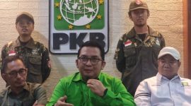 Ketua DPC PKB Kota Bekasi, Rizki Topananda (tengah), memberikan keterangan pers terkait sikap partainya atas polemik internal DPRD Kota Bekasi, Rabu (24/9/2025).

