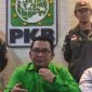 Ketua DPC PKB Kota Bekasi, Rizki Topananda (tengah), memberikan keterangan pers terkait sikap partainya atas polemik internal DPRD Kota Bekasi, Rabu (24/9/2025).

