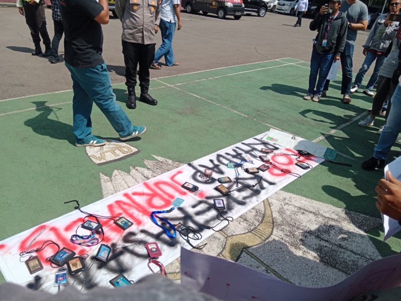 Puluhan jurnalis Bekasi menggelar aksi solidaritas dengan menggelar kartu identitas pers di halaman Mapolsek Cikarang Pusat, Rabu (3/9/2025).