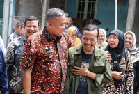 Wali Kota Bekasi, Tri Adhianto, menyambut hangat kepulangan Angga Karidwansyah, warga Bantargebang, yang menjadi korban TPPO di Kamboja, saat berkunjung ke kediamannya pada Rabu (3/9/2025).