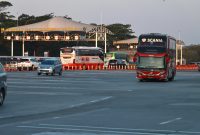 Sejumlah kendaraan, termasuk bus antarkota, melintas di Gerbang Tol Cikampek Utama pada periode libur Maulid Nabi Muhammad SAW, Jumat (5/9/2025). PT Jasamarga Transjawa Tol (JTT) mencatat lonjakan volume lalu lintas hingga 92 ribu kendaraan menuju arah Timur Trans Jawa.