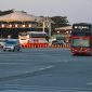 Sejumlah kendaraan, termasuk bus antarkota, melintas di Gerbang Tol Cikampek Utama pada periode libur Maulid Nabi Muhammad SAW, Jumat (5/9/2025). PT Jasamarga Transjawa Tol (JTT) mencatat lonjakan volume lalu lintas hingga 92 ribu kendaraan menuju arah Timur Trans Jawa.
