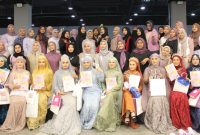 Para finalis dan pemenang ProHijab Academy 2025 berpose bersama usai peragaan busana hijab di Revo Mall Bekasi, Minggu (7/9/2025). Acara ini menampilkan karya desainer muda hingga brand hijab ternama tanah air.