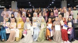 Para finalis dan pemenang ProHijab Academy 2025 berpose bersama usai peragaan busana hijab di Revo Mall Bekasi, Minggu (7/9/2025). Acara ini menampilkan karya desainer muda hingga brand hijab ternama tanah air.