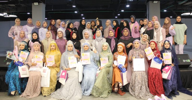 Para finalis dan pemenang ProHijab Academy 2025 berpose bersama usai peragaan busana hijab di Revo Mall Bekasi, Minggu (7/9/2025). Acara ini menampilkan karya desainer muda hingga brand hijab ternama tanah air.