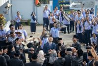 Direktur Utama Perumda Tirta Bhagasasi, Reza Lutfi (tengah), bersama jajaran direksi dan pegawai melepas burung merpati sebagai simbol semangat baru pada peringatan HUT ke-44 Perumda Tirta Bhagasasi di Bekasi, September 2025.