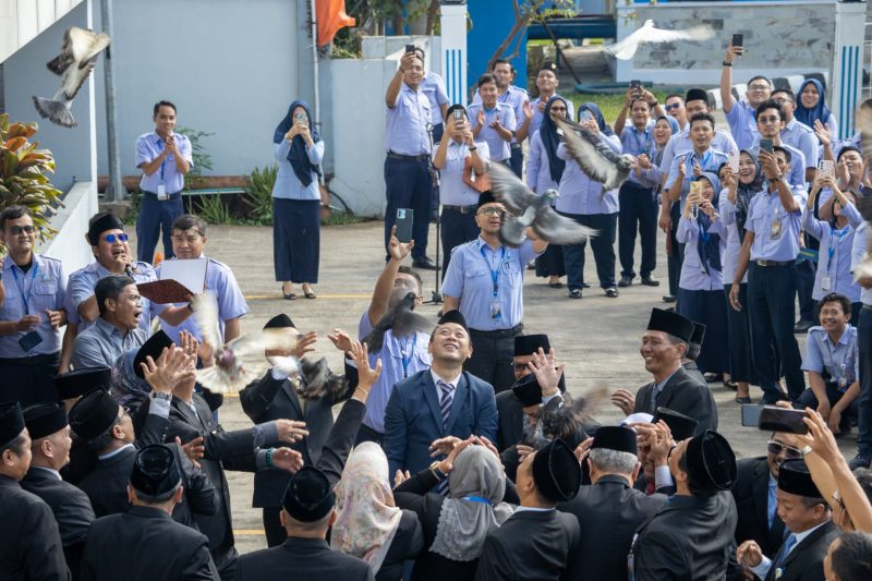Direktur Utama Perumda Tirta Bhagasasi, Reza Lutfi (tengah), bersama jajaran direksi dan pegawai melepas burung merpati sebagai simbol semangat baru pada peringatan HUT ke-44 Perumda Tirta Bhagasasi di Bekasi, September 2025.