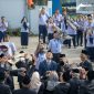 Direktur Utama Perumda Tirta Bhagasasi, Reza Lutfi (tengah), bersama jajaran direksi dan pegawai melepas burung merpati sebagai simbol semangat baru pada peringatan HUT ke-44 Perumda Tirta Bhagasasi di Bekasi, September 2025.