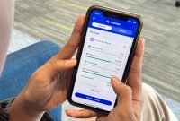 Seorang pelanggan sedang menggunakan fitur Lihat Paket Saya di aplikasi myXL untuk memantau sisa kuota internet, masa aktif, dan jadwal reset paket.
