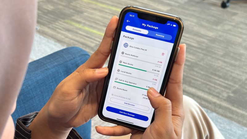 Seorang pelanggan sedang menggunakan fitur Lihat Paket Saya di aplikasi myXL untuk memantau sisa kuota internet, masa aktif, dan jadwal reset paket.
