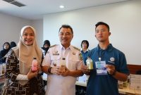 Wakil Wali Kota Bekasi Abdul Harris Bobihoe bersama peserta pameran UMKM menunjukkan produk minuman hasil karya penyandang disabilitas dan lansia, dalam kegiatan peningkatan kapasitas kewirausahaan di Cevest Bekasi, Rabu (10/9/2025).