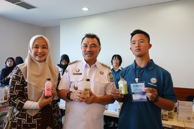 Wakil Wali Kota Bekasi Abdul Harris Bobihoe bersama peserta pameran UMKM menunjukkan produk minuman hasil karya penyandang disabilitas dan lansia, dalam kegiatan peningkatan kapasitas kewirausahaan di Cevest Bekasi, Rabu (10/9/2025).