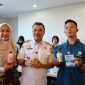 Wakil Wali Kota Bekasi Abdul Harris Bobihoe bersama peserta pameran UMKM menunjukkan produk minuman hasil karya penyandang disabilitas dan lansia, dalam kegiatan peningkatan kapasitas kewirausahaan di Cevest Bekasi, Rabu (10/9/2025).
