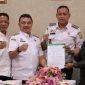 Wakil Wali Kota Bekasi Abdul Harris Bobihoe bersama Wali Kota Bekasi Tri Adhianto dan jajaran menunjukkan dokumen yang telah ditandatangani usai penandatanganan kesepahaman bersama, Rabu (10/9/2025).

