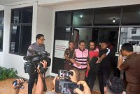 Tim Penyidik Pidsus Kejaksaan Negeri Kabupaten Bekasi mengawal salah satu tersangka kasus dugaan korupsi dana desa Sumberjaya, Kecamatan Tambun Selatan, usai ditetapkan dan langsung dibawa ke Lapas Kelas IIA Cikarang, Rabu (11/9/2025).