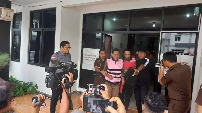 Tim Penyidik Pidsus Kejaksaan Negeri Kabupaten Bekasi mengawal salah satu tersangka kasus dugaan korupsi dana desa Sumberjaya, Kecamatan Tambun Selatan, usai ditetapkan dan langsung dibawa ke Lapas Kelas IIA Cikarang, Rabu (11/9/2025).