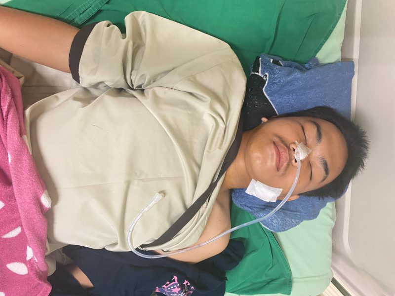 Seorang pelajar SMKN 1 Cikarang Barat, korban dugaan bullying, tengah menjalani perawatan intensif di RSUD dr. Chasbullah Abdulmadjid, Kota Bekasi. Rahang korban patah akibat dianiaya belasan kakak kelasnya hingga harus dipasang selang makan untuk proses pemulihan.