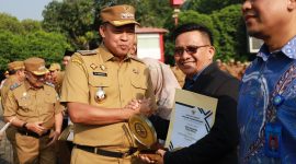 Wali Kota Bekasi, Tri Adhianto Tjahyono, menyerahkan penghargaan Sekolah Adiwiyata Tingkat Kota Bekasi Tahun 2025 kepada perwakilan SMA Ananda dalam apel di Plaza Kantor Wali Kota Bekasi, Senin (22/9/2025). Penghargaan ini diberikan kepada sekolah-sekolah yang berhasil mewujudkan lingkungan belajar bersih, sehat, dan berwawasan lingkungan.
