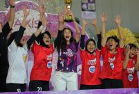 Tim futsal putri SMK Nusantara Jakarta bersama Brand Ambassador AXIS Nation Cup 2025 mengangkat trofi kemenangan usai menjuarai babak preliminary regional Jakarta, Sabtu (27/9/2025). SMK Nusantara sukses mencetak sejarah dengan meraih gelar ganda futsal putra dan putri di ajang AXIS Nation Cup 2025.
