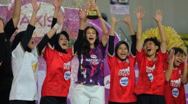 Tim futsal putri SMK Nusantara Jakarta bersama Brand Ambassador AXIS Nation Cup 2025 mengangkat trofi kemenangan usai menjuarai babak preliminary regional Jakarta, Sabtu (27/9/2025). SMK Nusantara sukses mencetak sejarah dengan meraih gelar ganda futsal putra dan putri di ajang AXIS Nation Cup 2025.