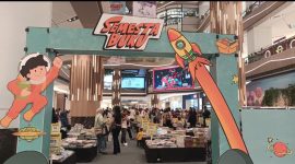 Pengunjung memadati area pameran “Semesta Buku” Gramedia di Pakuwon Mall Bekasi, Minggu (28/9/2025). Event ini menghadirkan ribuan buku murah mulai Rp10 ribu dengan diskon hingga 70%.