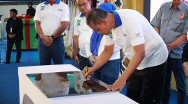 Wali Kota Bekasi, Tri Adhianto, menandatangani prasasti peresmian Gedung Olahraga (GOR) Bang Yan saat puncak peringatan Hari Olahraga Nasional (Haornas) ke-42 tingkat Kota Bekasi, Sabtu (27/09/2025).
