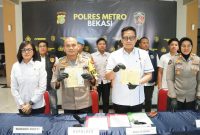Kapolres Metro Bekasi Kombes Pol Mustofa bersama jajaran menunjukkan barang bukti dalam konferensi pers kasus pencabulan anak di bawah umur yang melibatkan seorang ustaz berinisial MR, di Mapolres Metro Bekasi, Senin (29/9/2025).