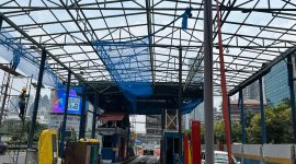 Pekerjaan perbaikan atap dan fasilitas Gerbang Tol di Ruas Tol Cawang–Tomang–Pluit, Jakarta, Senin (29/9/2025). Sejumlah gardu kembali dibuka parsial untuk melayani pengguna jalan.