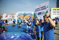 Peserta XL Weekend Rush Semarang mengikuti fun bike sejauh 20 kilometer dengan semangat, didukung sorak-sorai tim penyemangat di garis start-finish Plaza Simpang Lima, Minggu (14/9/2025).