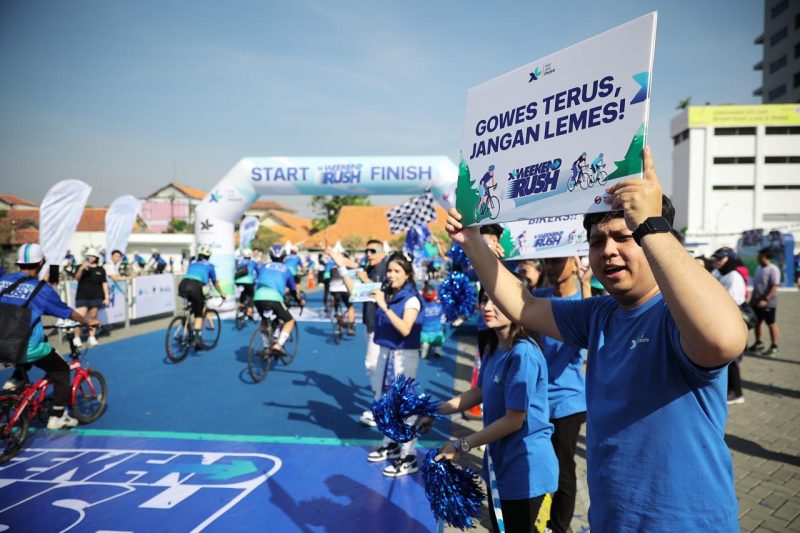 Peserta XL Weekend Rush Semarang mengikuti fun bike sejauh 20 kilometer dengan semangat, didukung sorak-sorai tim penyemangat di garis start-finish Plaza Simpang Lima, Minggu (14/9/2025).