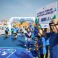Peserta XL Weekend Rush Semarang mengikuti fun bike sejauh 20 kilometer dengan semangat, didukung sorak-sorai tim penyemangat di garis start-finish Plaza Simpang Lima, Minggu (14/9/2025).