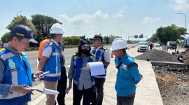 Petugas PT Jasamarga Transjawa Tol (JTT) melakukan pengecekan lapangan dalam kegiatan Tinjauan Keselamatan dan Kesehatan Kerja Terpadu (TK3T) di Ruas Tol Palimanan–Kanci, sebagai bagian dari penerapan Sistem Manajemen K3 dan standar ISO 45001:2018.