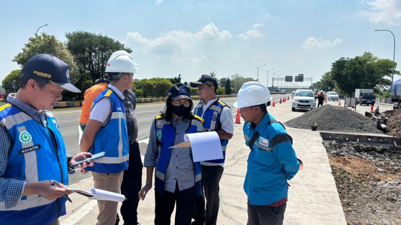 Petugas PT Jasamarga Transjawa Tol (JTT) melakukan pengecekan lapangan dalam kegiatan Tinjauan Keselamatan dan Kesehatan Kerja Terpadu (TK3T) di Ruas Tol Palimanan–Kanci, sebagai bagian dari penerapan Sistem Manajemen K3 dan standar ISO 45001:2018.