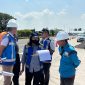 Petugas PT Jasamarga Transjawa Tol (JTT) melakukan pengecekan lapangan dalam kegiatan Tinjauan Keselamatan dan Kesehatan Kerja Terpadu (TK3T) di Ruas Tol Palimanan–Kanci, sebagai bagian dari penerapan Sistem Manajemen K3 dan standar ISO 45001:2018.