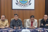 Ketua Badan Kehormatan (BK) DPRD Kota Bekasi, Agus Rohadi (kedua dari kiri), memberikan keterangan pers terkait upaya perdamaian antaranggota dewan di Gedung DPRD Kota Bekasi, Rabu (24/9/2025).
