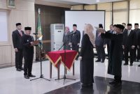 Caption Foto: Penjabat Sekda Kabupaten Bekasi, Ida Farida, memberikan keterangan kepada awak media usai pelantikan di Gedung Bupati, Cikarang Pusat, Senin (15/9/2025).