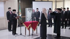 Caption Foto: Penjabat Sekda Kabupaten Bekasi, Ida Farida, memberikan keterangan kepada awak media usai pelantikan di Gedung Bupati, Cikarang Pusat, Senin (15/9/2025).