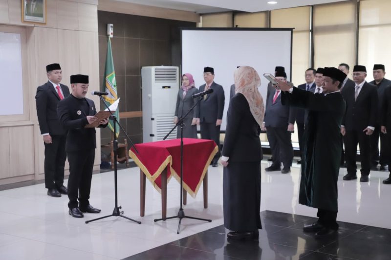 Caption Foto: Penjabat Sekda Kabupaten Bekasi, Ida Farida, memberikan keterangan kepada awak media usai pelantikan di Gedung Bupati, Cikarang Pusat, Senin (15/9/2025).