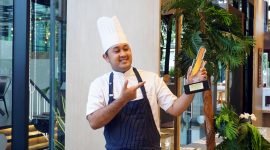 Chef Reno Gani Saputra dari Harper Cikarang menunjukkan trofi kemenangan setelah meraih Juara 1 Archipelago Black Box Battle 2025 yang digelar di Aston Cirebon Hotel & Convention Center. Kemenangan ini menjadi capaian dua tahun berturut-turut bagi tim kuliner Harper Cikarang di ajang bergengsi tersebut.