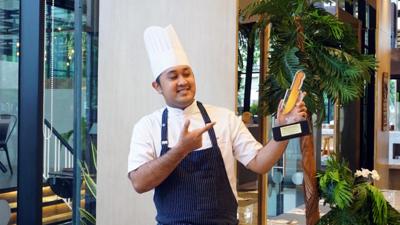 Chef Reno Gani Saputra dari Harper Cikarang menunjukkan trofi kemenangan setelah meraih Juara 1 Archipelago Black Box Battle 2025 yang digelar di Aston Cirebon Hotel & Convention Center. Kemenangan ini menjadi capaian dua tahun berturut-turut bagi tim kuliner Harper Cikarang di ajang bergengsi tersebut.