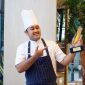 Chef Reno Gani Saputra dari Harper Cikarang menunjukkan trofi kemenangan setelah meraih Juara 1 Archipelago Black Box Battle 2025 yang digelar di Aston Cirebon Hotel & Convention Center. Kemenangan ini menjadi capaian dua tahun berturut-turut bagi tim kuliner Harper Cikarang di ajang bergengsi tersebut.