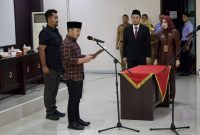 Bupati Bekasi Ade Kuswara Kunang melantik pejabat baru Perumda Tirta Bhagasasi di Kantor Bupati Bekasi, Selasa (14/10/2025).