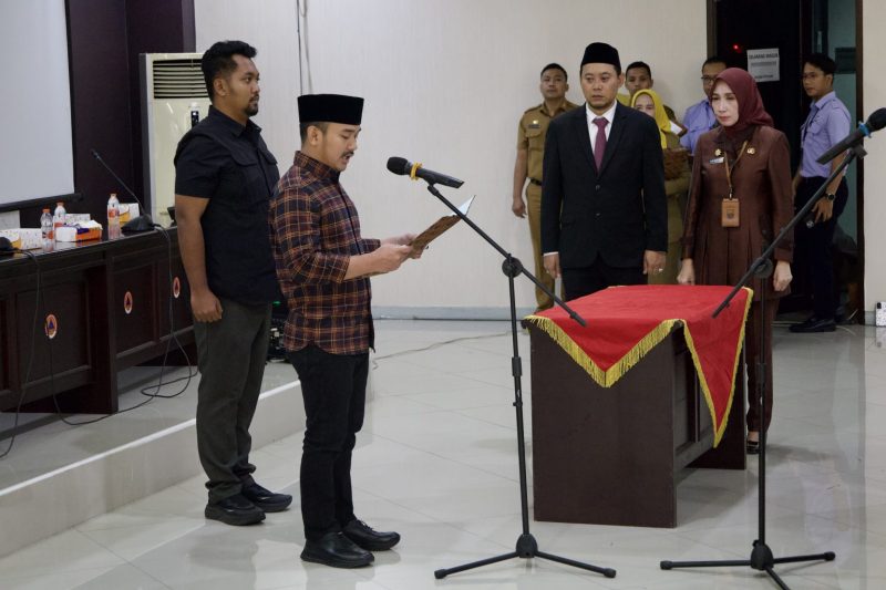 Bupati Bekasi Ade Kuswara Kunang melantik pejabat baru Perumda Tirta Bhagasasi di Kantor Bupati Bekasi, Selasa (14/10/2025).