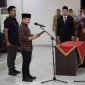 Bupati Bekasi Ade Kuswara Kunang melantik pejabat baru Perumda Tirta Bhagasasi di Kantor Bupati Bekasi, Selasa (14/10/2025).