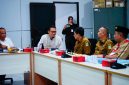 Anggota Komisi III DPRD Kabupaten Bekasi, Saeful Islam, berdiskusi dengan perwakilan perangkat daerah dalam rapat pembahasan pembangunan infrastruktur dan ruang terbuka hijau di Gedung DPRD Kabupaten Bekasi. (foto istimewa).