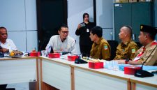 Anggota Komisi III DPRD Kabupaten Bekasi, Saeful Islam, berdiskusi dengan perwakilan perangkat daerah dalam rapat pembahasan pembangunan infrastruktur dan ruang terbuka hijau di Gedung DPRD Kabupaten Bekasi. (foto istimewa).