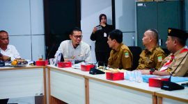 Anggota Komisi III DPRD Kabupaten Bekasi, Saeful Islam, berdiskusi dengan perwakilan perangkat daerah dalam rapat pembahasan pembangunan infrastruktur dan ruang terbuka hijau di Gedung DPRD Kabupaten Bekasi. (foto istimewa).