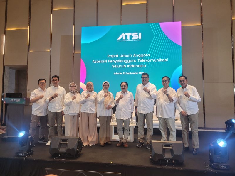 Pengurus Asosiasi Penyelenggara Telekomunikasi Seluruh Indonesia (ATSI) periode 2025–2029 berfoto bersama usai Rapat Umum Anggota (RUA) ATSI 2025 di Jakarta, Senin (29/9/2025).
