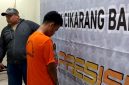 Tersangka kasus penusukan di Cikarang Barat saat diamankan polisi di Polsek Cikarang Barat, Kabupaten Bekasi.